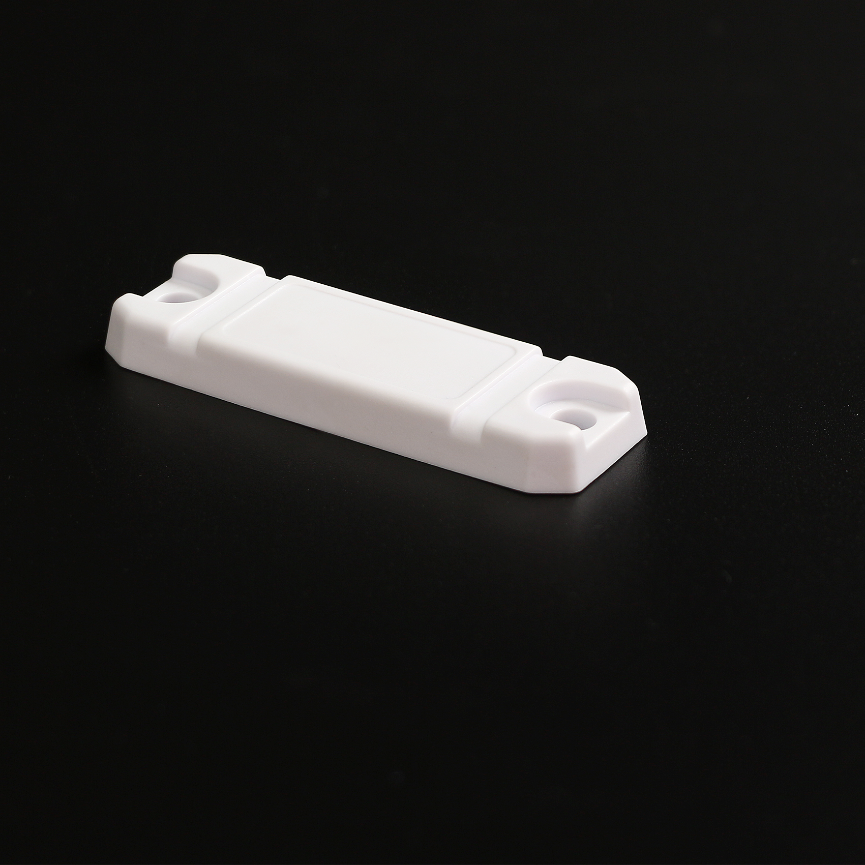 Etichetta RFID UHF in ABS antimetallo per pallet da magazzino.