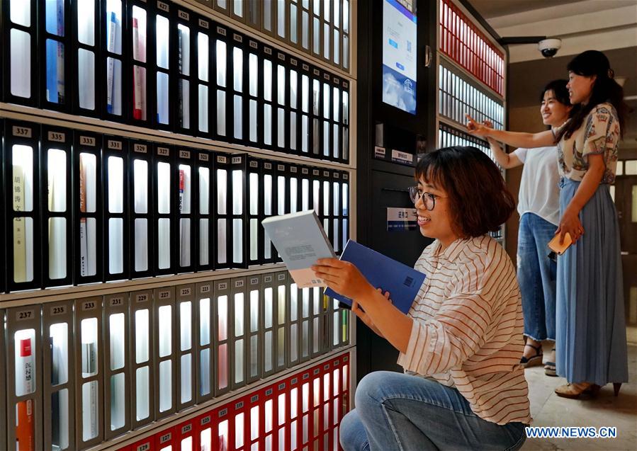 Gestione intelligente della biblioteca: la tecnologia RFID consente il prestito self-service, la restituzione dei libri e un rapido monitoraggio dell'inventario.