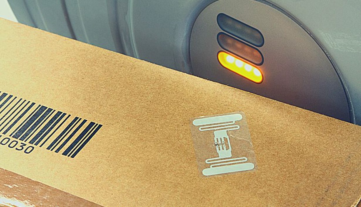 Aggiornamento anticontraffazione: la tecnologia RFID semplifica e rende più affidabile l'autenticazione dei prodotti di lusso.